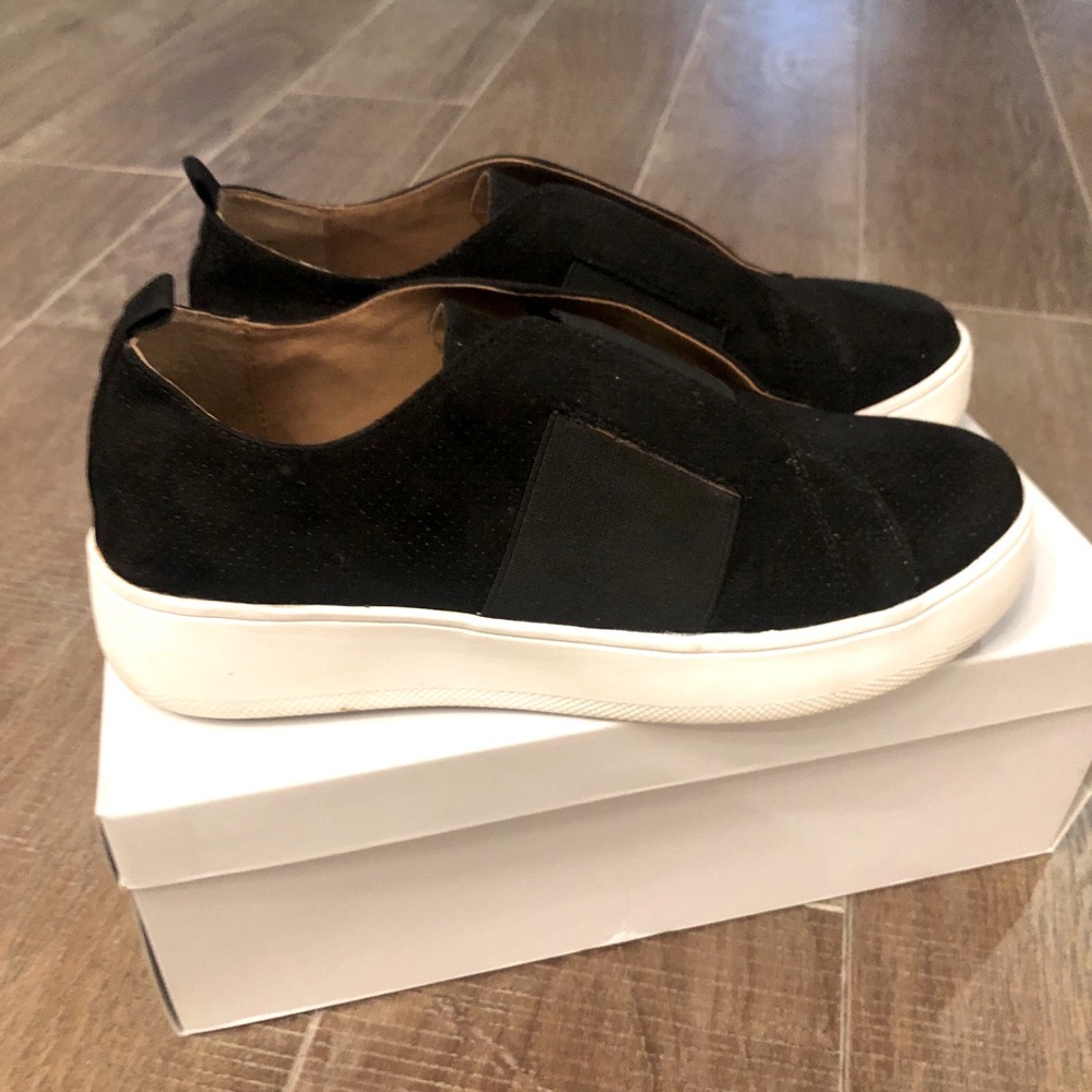 STEVE MADDEN SNEAKERS- BLACK SLIP ON SNEAKERS